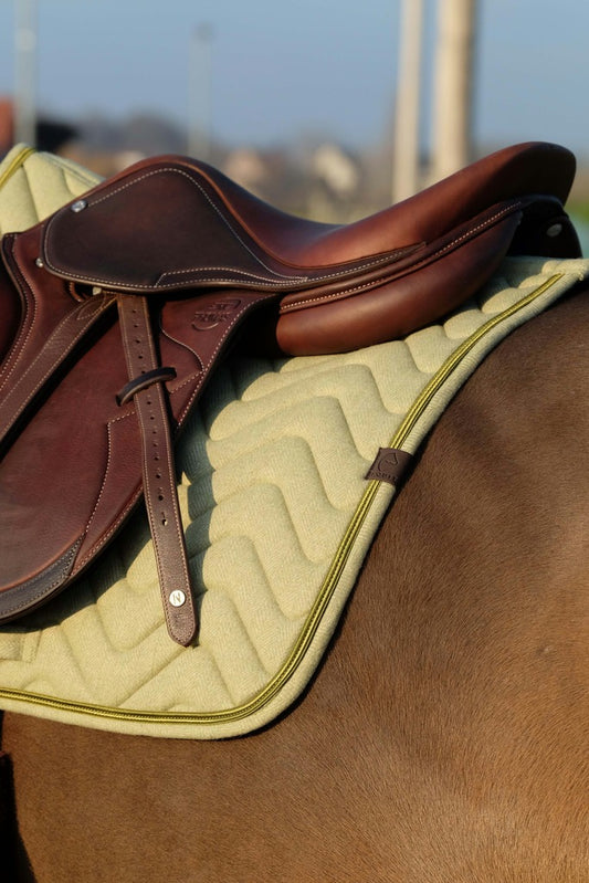 Tapis de Selle Mixte Equithème Satin – Élégance et Confort pour Cheval | Esprit Équitation Tapis de Selle Mixte Equithème Satin – Élégance et Confort pour Cheval | Esprit Équitation